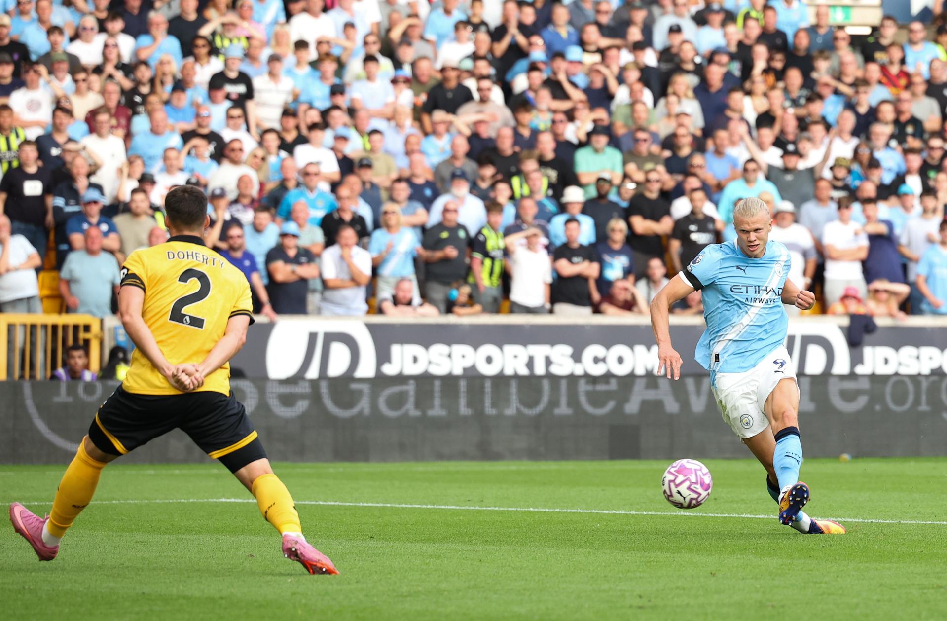 El noruego Erling Haaland logra el 0-3 durante el partido de la Premier League que han jugado Wolverhampton Wolves y Manchester City, en Wolverhampton, Reino Unido. EFE/EPA/ADAM VAUGHAN
