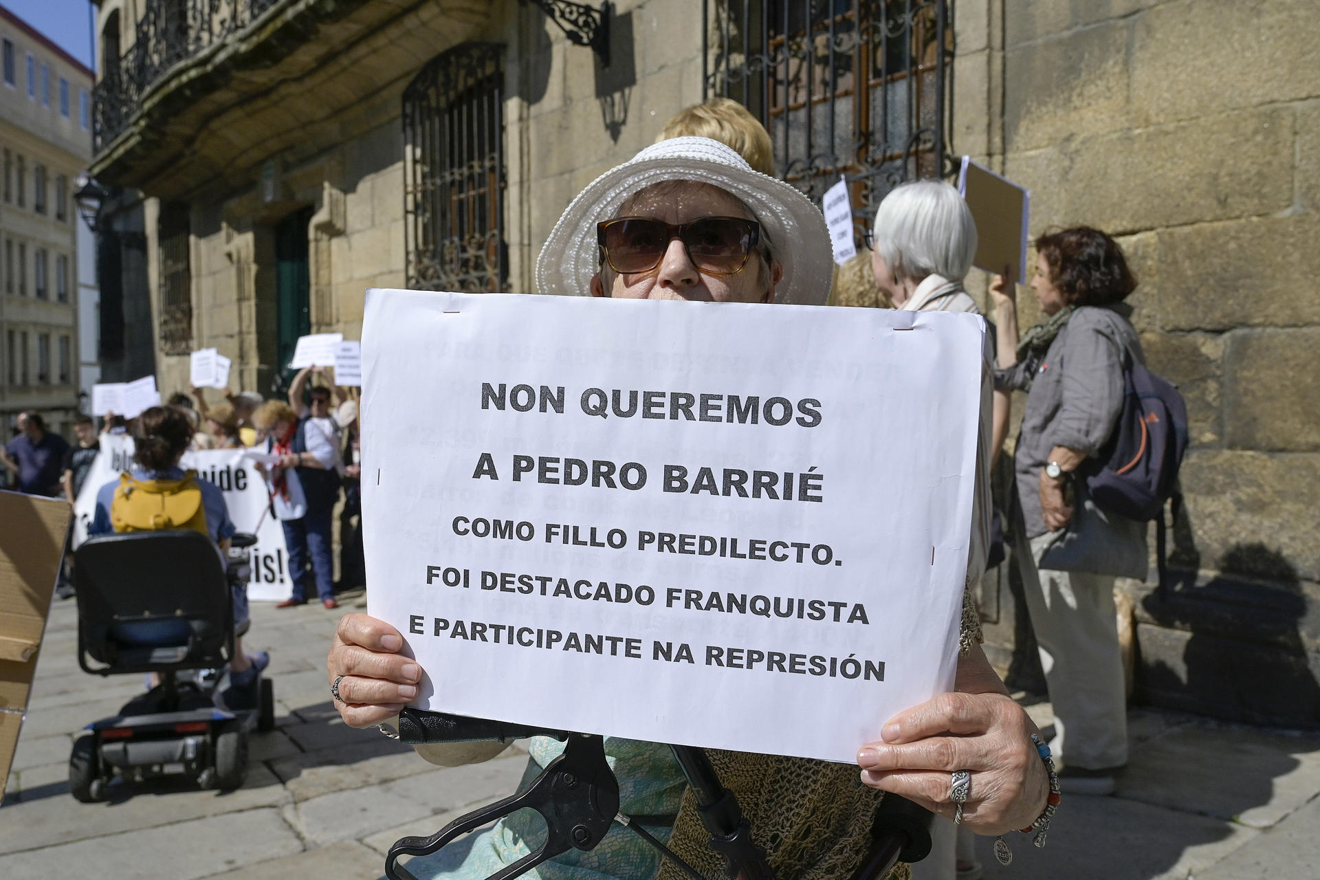 Protesta delante de la Casa Cornide en A Coruña, que recibe las primeras visitas a la Casa Cornide en A Coruña, una apertura que exige la Xunta tras la consideración de BIC del palacete (firme desde 2023) y que hasta ahora se ha incumplido. EFE/Moncho Fuentes