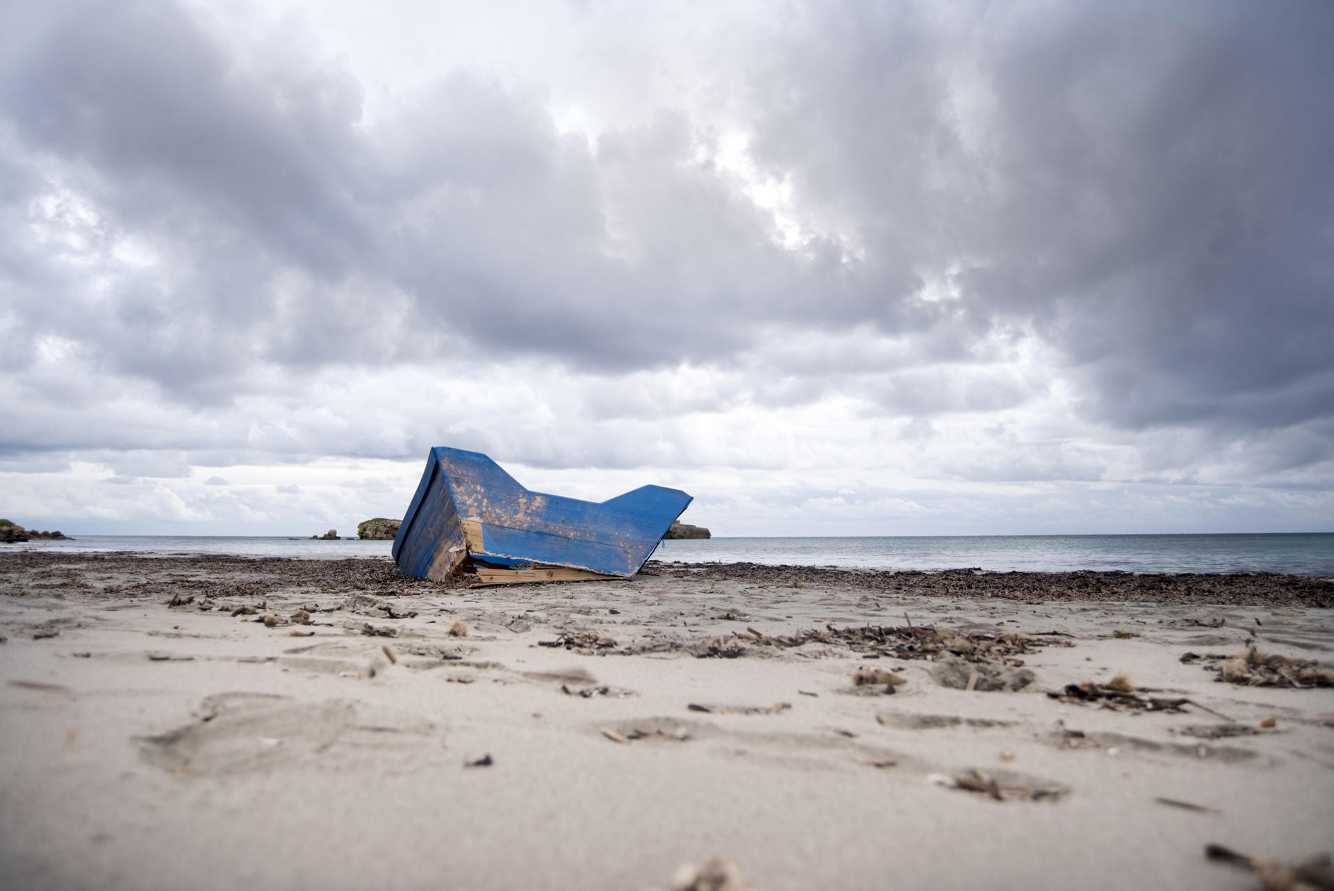 Un hombre ha fallecido, otro de 30 años ha resultado herido grave y tres personas podrían estar desaparecidas tras el naufragio de una patera ocurrido este miércoles en aguas de Mallorca en la que iban 23 inmigrantes, según han relatado los propios rescatados. EFE/ David Arquimbau Sintes