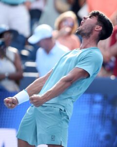 El español Carlos Alcaraz derrotó este viernes al ruso Andrey Rublev y se clasificó para las semifinales del Masters 1.000 de Cincinnati, donde se medirá con el ganador de la serie entre el alemán Alexander Zverev y el estadounidense Ben Shelton. EFE/EPA/MARK LYONS