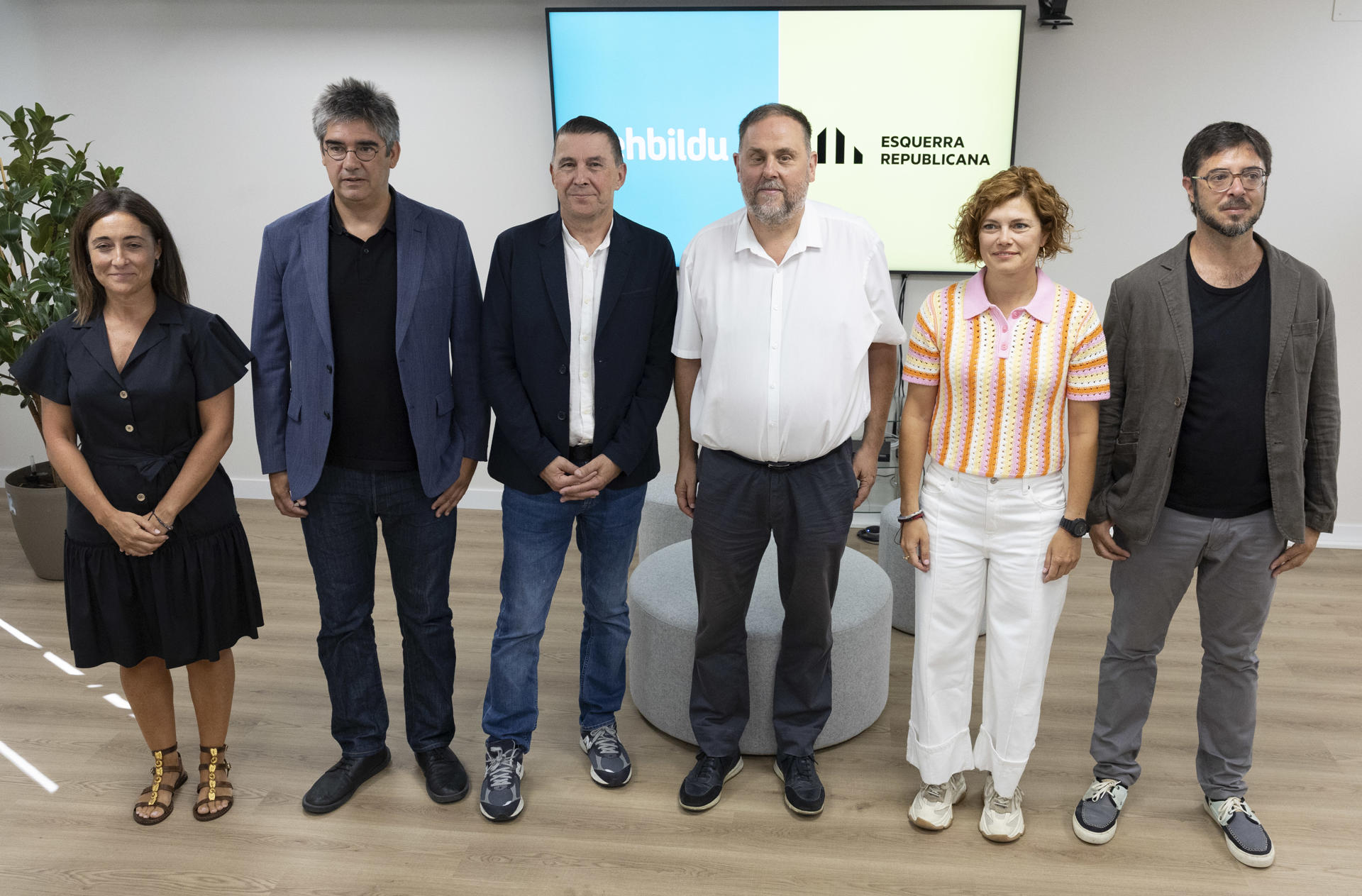 Los líderes de EH Bildu y ERC, Arnaldo Otegi (3i) y Oriol Junqueras (3d), se han reunido este lunes en San Sebastián para analizar la situación política de España, dentro de una ronda de contactos que los independentistas vascos han iniciado con distintas fuerzas políticas para debatir sobre la coyuntura política nacional.EFE/Javier Etxezarreta
