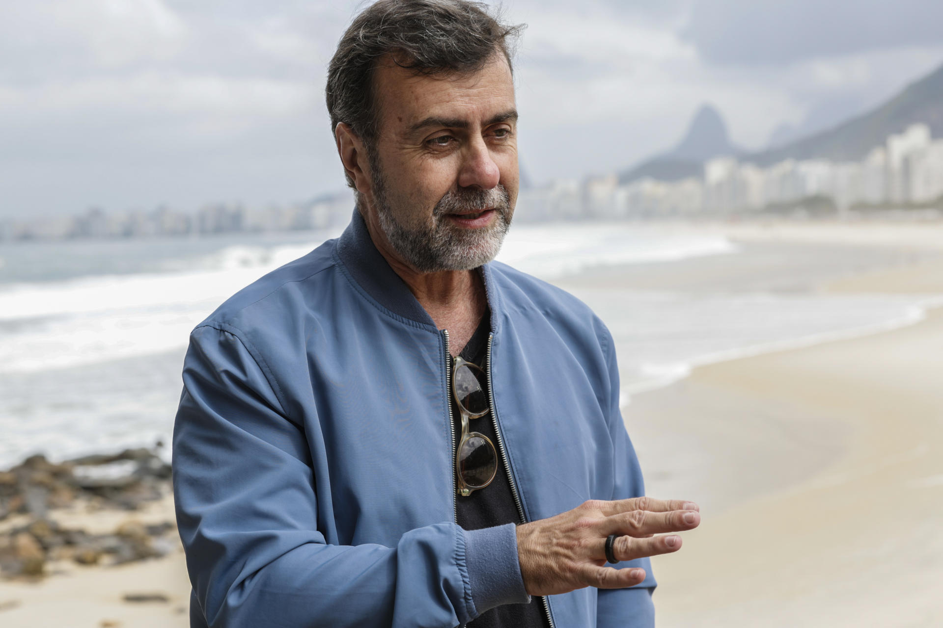 El presidente de la agencia Brasileña de Promoción Turística Internacional (Embratur), Marcelo Freixo, durante una entrevista con EFE, este jueves, 1 de agosto, en Río de Janeiro (Brasil). EFE/André Coelho
