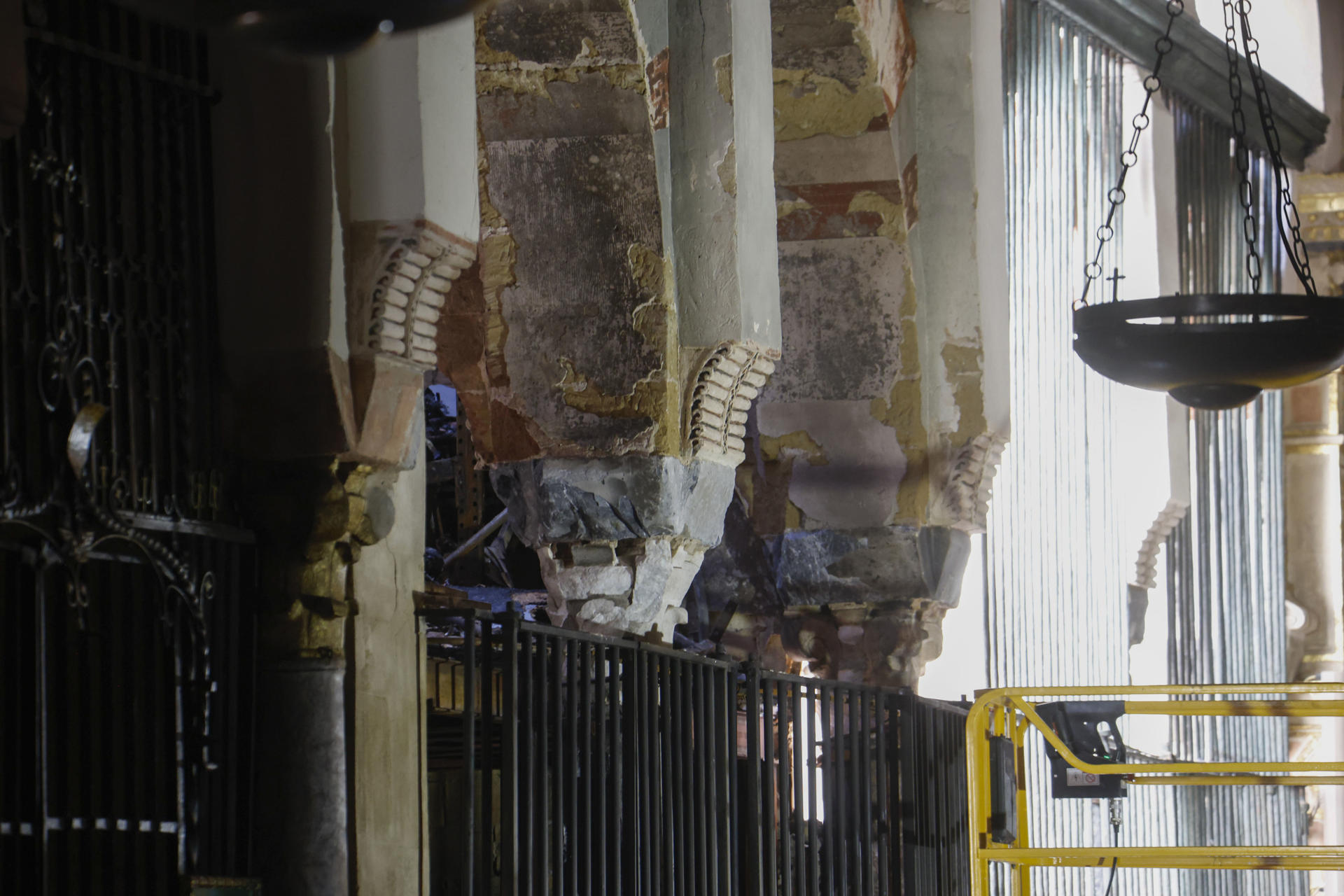 Trabajos en el interior de la mezquita-catedral después del incendio que en la noche del viernes afectó al templo. Una capilla colapsada, en la que se ha derrumbado el techo, y otras dos afectadas es el balance de daños que ocasionó el fuego. EFE/Salas