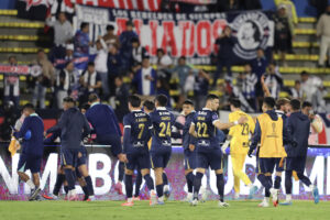 Jugadores de Alianza Lima celebran este miércoles, al finalizar el partido de la Copa Sudamericana. EFE/ José Jácome