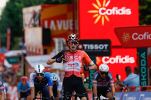 El ciclista británico del Ineos Ben Turner celebra su victoria en la cuarta etapa de la Vuelta Ciclista a España, que discurre este martes entre las localidades de Susa y Voiron sobre 206,7 kilómetros, que empieza en Italia y acaba en Francia como transición para llegar a territorio español. EFE/ Javier Lizon