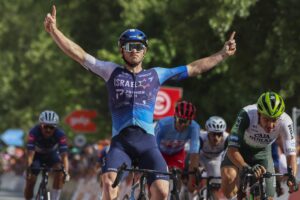 El australiano Brady Gilmore se impuso este lunes en el esprint final al colombiano Santiago Mesa y al corredor del Caja Rural Iúri Leitão y ganó la quinta etapa de la Vuelta a Portugal, que sigue liderada por el vigente campeón, el ruso Artem Nych. EFE/EPA/TIAGO PETINGA