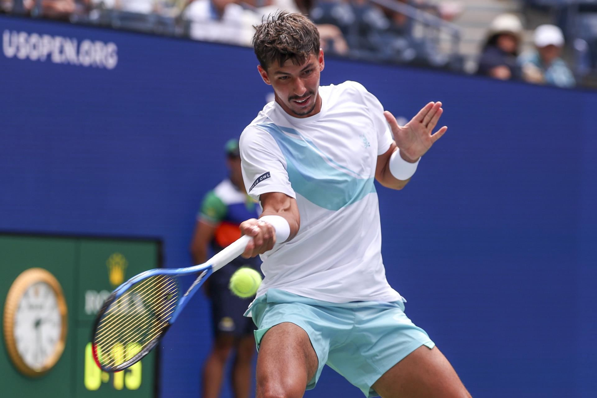 El australiano Alexei Popyrin, en acción ante Jannik Sinner en el Abierto de Estados Unidos. EFE/EPA/SARAH YENESEL