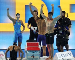 El equipo de Estados Unidos celebra tras ganar la final de relevos mixtos 4x100 libre en el Campeonato Mundial de Natación de Singapur 2025, celebrado en Singapur el 2 de agosto de 2025. (Singapur). EFE/EPA/FAZRY ISMAIL