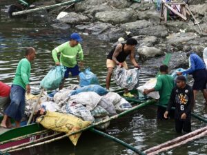 MANILA (Philippines), 19/08/2025.- Fishermen on a wooden boat unload sacks of recyclable materials collected in Manila Bay, Philippines, 19 August 2025. Philippine President Ferdinand Marcos Jr. ordered a suspension of all Manila Bay reclamation projects in 2023, though some later resumed after compliance approval. Fisherfolk and environmental groups, including Pamalakaya, have renewed calls for the Department of Environment and Natural Resources (DENR) to fully enforce the suspension, citing encroachment on fishing grounds, degraded marine resources, reduced catches, flooding, and loss of livelihood. (Filipinas) EFE/EPA/FRANCIS R. MALASIG