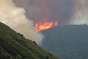Vista del incendio este jueves, cerca a Genestoso (Cangas del Narcea). EFE/ Paco Paredes