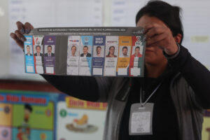 Foto de archivo de una jurado mostrando un voto durante el conteo de votos de las elecciones generales el domingo en un centro de votación en La Paz (Bolivia). EFE/ Luis Gandarillas