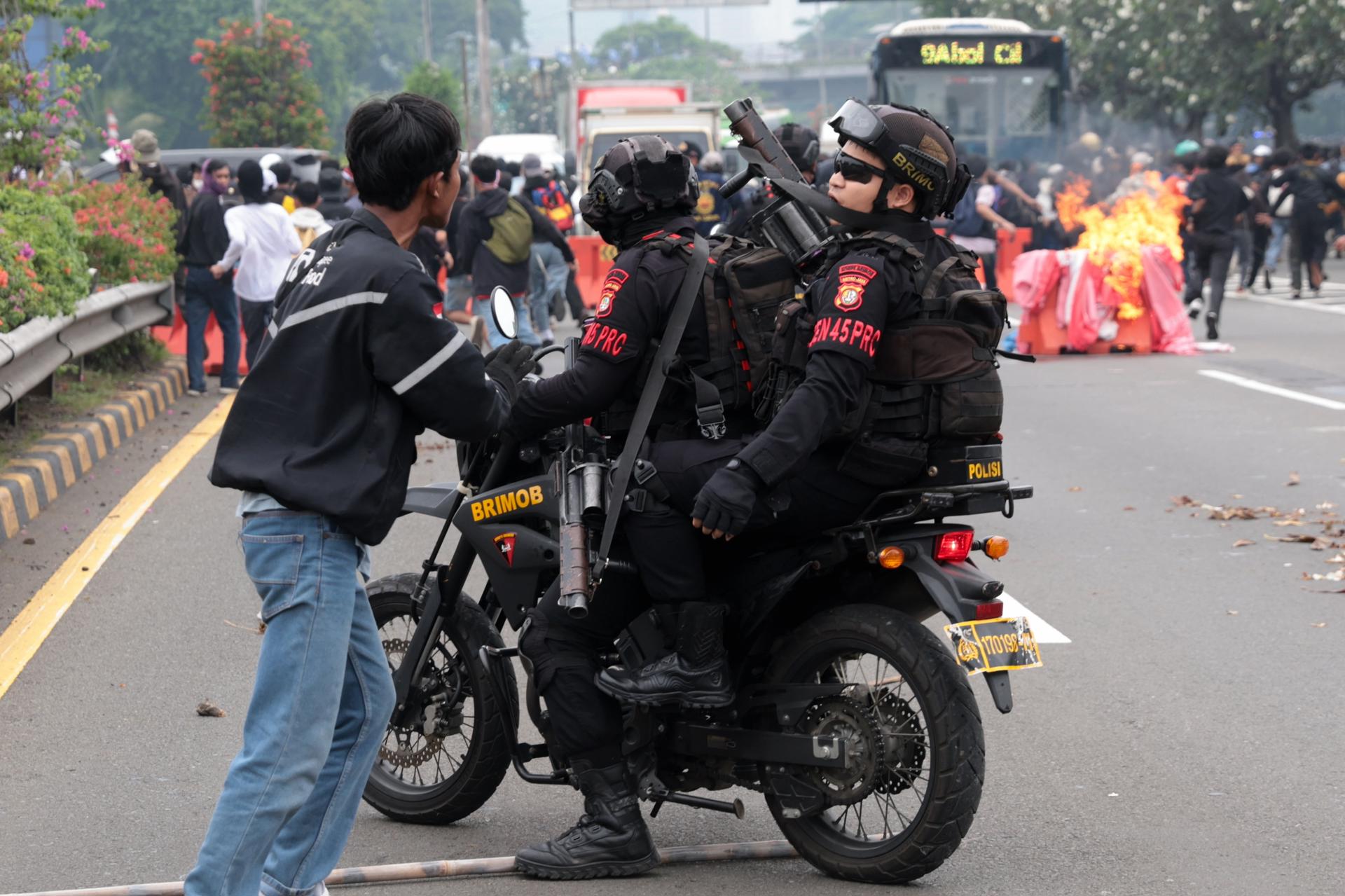 JAKARTA (Indonesia), 25/08/2025.- A protestor confronts anti-riot police during a rally outside the Parliament compound in Jakarta, Indonesia, 25 August 2025. Hundreds of protesters staged a rally demanding the dissolution of Parliament, as well as voicing their rejection of capitalism and oligarchy. (Protestas) EFE/EPA/ADI WEDA