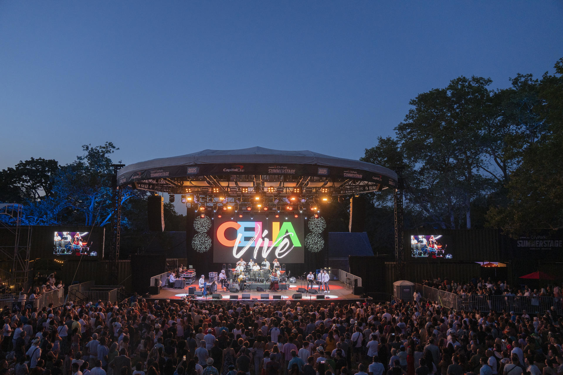 Numerosas personas asisten a un homenaje por el centenario de la fallecida cantante cubana Celia Cruz, en el festival summerstage este sábado, en Nueva York (Estados Unidos). EFE/ Ángel Colmenares