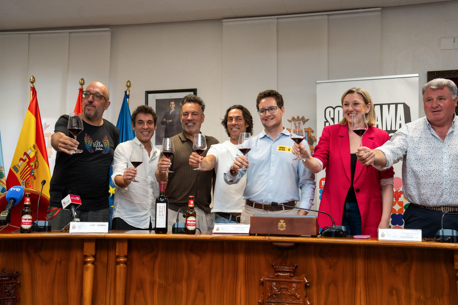 Los miembros del grupo musical Café Quijano posan junto a la vicepresidenta de la Junta de Castilla y León, Isabel Blanco Llamas (2d), en la presentación en rueda de prensa de una nueva edición del Sonorama 2025, en Aranda de Duero (Burgos). EFE/ Paco Santamaria
