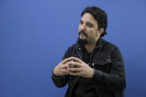 Fotografía del 8 de agosto de 2025 del cineasta colombiano David Gaona hablando durante una entrevista con EFE en Bogotá (Colombia). EFE/ Carlos Ortega
