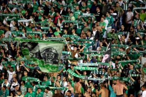 Aficionados del Maccabi Haifa asisten al partido del grupo L de la Liga Europa disputado ante el PAOK Thessaloniki el 7 de noviembre de 2013, en el estadio Kiryat Eliezer en Haifa (Israel). Foto de archivo de: ABIR SULTAN/EFE