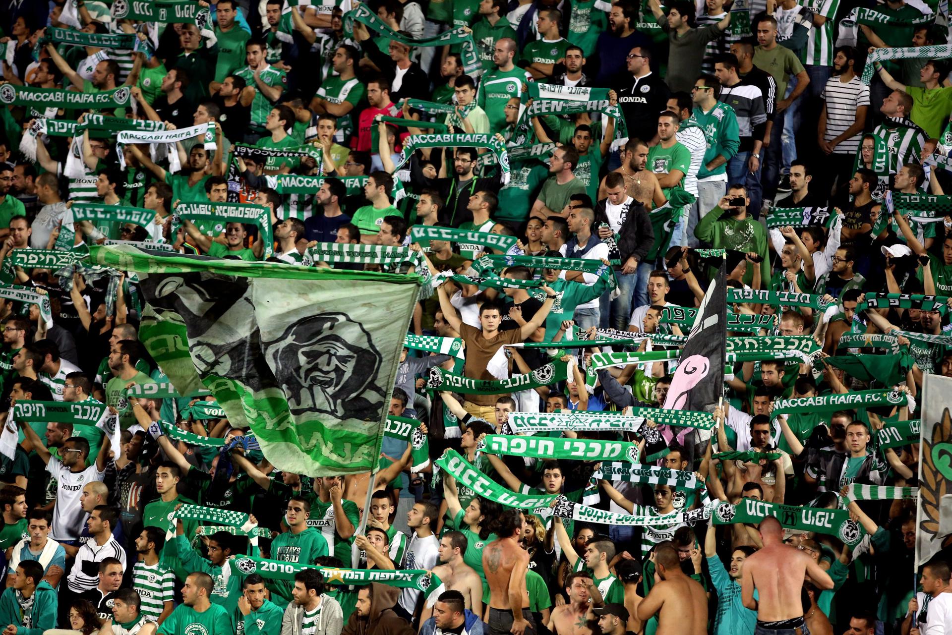 Aficionados del Maccabi Haifa asisten al partido del grupo L de la Liga Europa disputado ante el PAOK Thessaloniki el 7 de noviembre de 2013, en el estadio Kiryat Eliezer en Haifa (Israel). Foto de archivo de: ABIR SULTAN/EFE