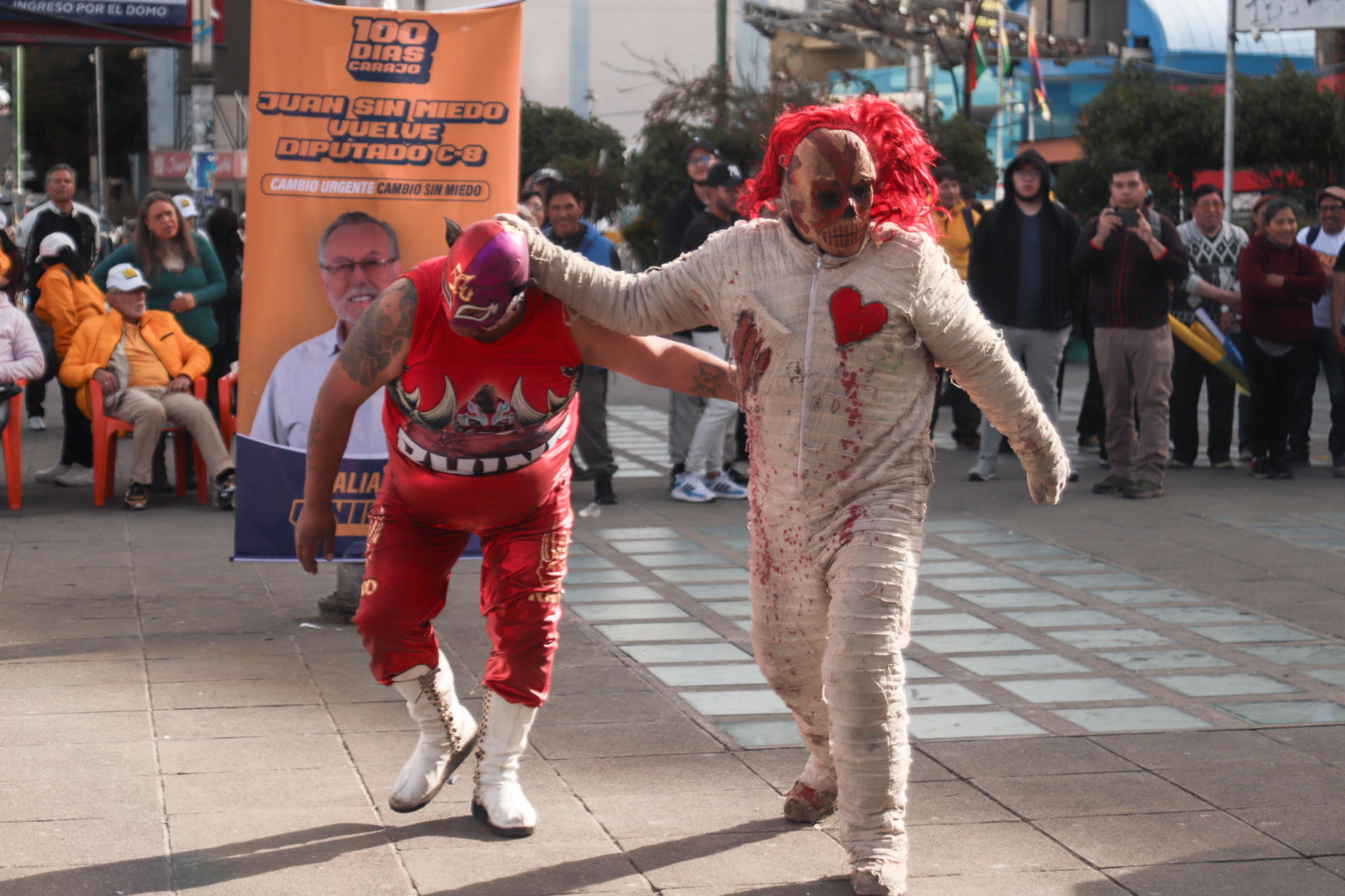 Personas participan en un espectáculo de lucha libre este domingo, en La Paz (Bolivia). EFE/ Gabriel Márquez