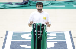 El base Ricky Rubio, de 34 años, durante su presentación como nuevo jugador del Joventut de Badalona, el pasado 23 de julio. EFE/Andreu Dalmau