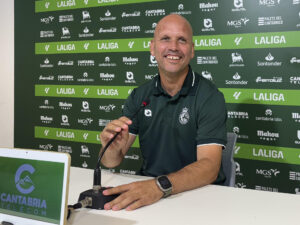 El entrenador del Real Racing Club, José Alberto López, durante la rueda de prensa previa al primer encuentro de LaLiga HYPERMOTION que disputará el conjunto verdiblanco ante el Castellón. EFE/ Kike Serrano Mirones