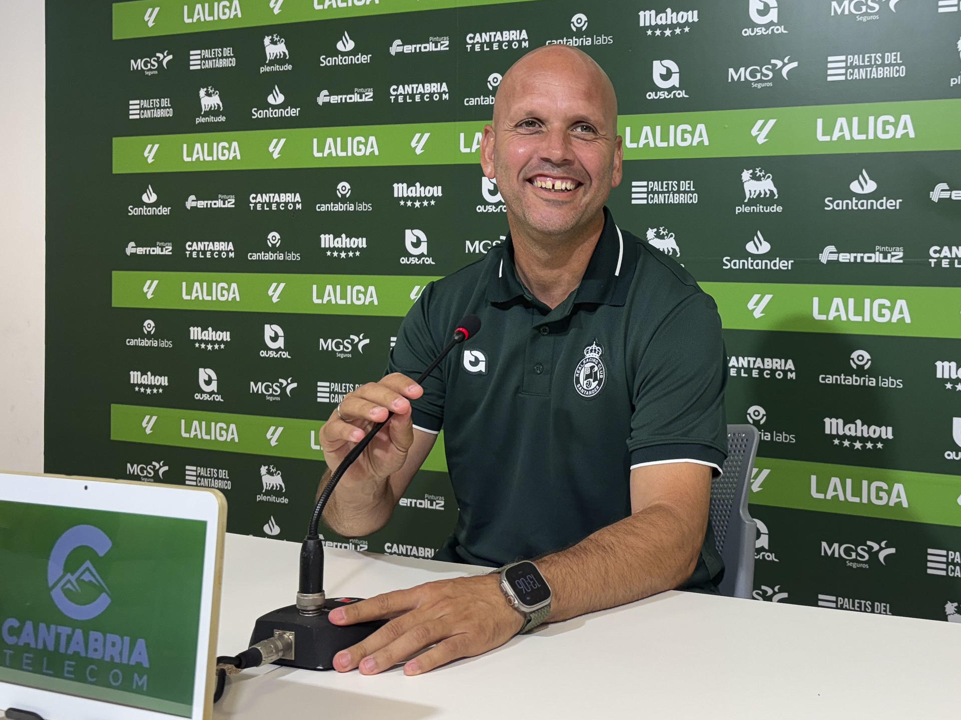 El entrenador del Real Racing Club, José Alberto López, durante la rueda de prensa previa al primer encuentro de LaLiga HYPERMOTION que disputará el conjunto verdiblanco ante el Castellón. EFE/ Kike Serrano Mirones