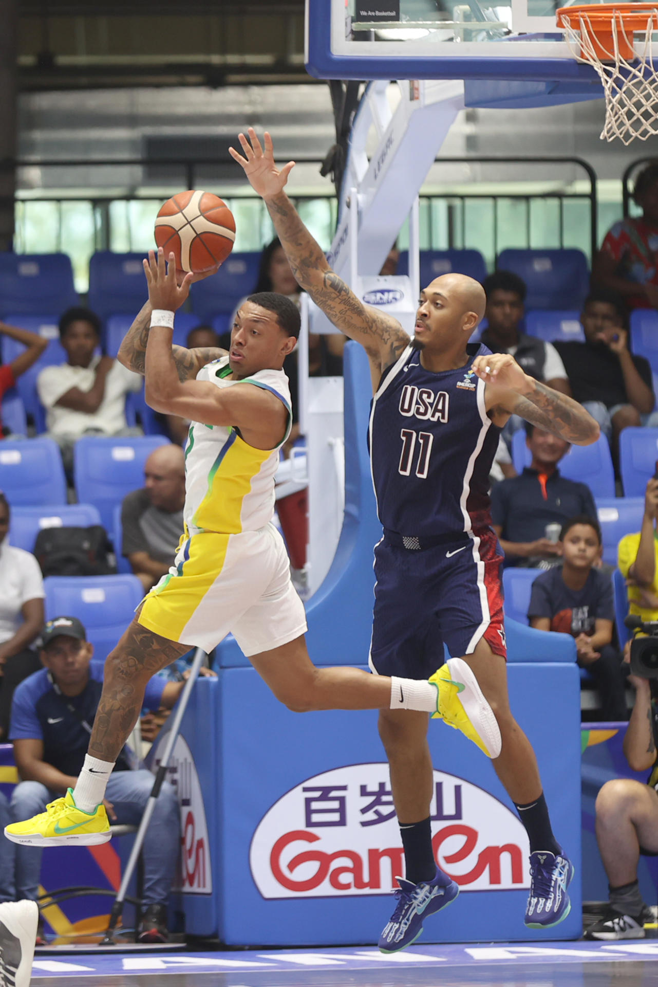 Yago Santos (i) de Brasil disputa un balón con Cameron Reynolds de Estados Unidos este sábado en el partido de semifinales de la FIBA AmeriCup 2025, en Managua (Nicaragua). EFE/ STR