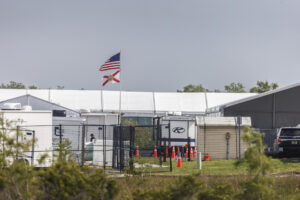 Fotografía de archivo del 25 de julio de 2025 que muestra bloques prefabricados junto a la franja del Aeropuerto de Entrenamiento y Transición Dade-Collier durante la construcción del centro de detención de inmigrantes 'Alligator Alcatraz' en Ochopee (Estados Unidos). EFE/Cristobal Herrera-ulashkevich