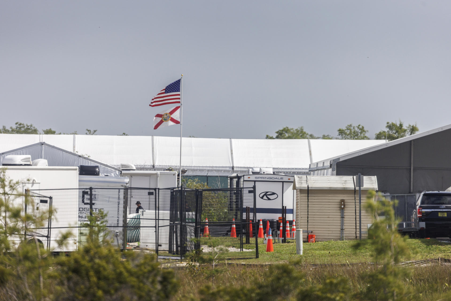 Fotografía de archivo del 25 de julio de 2025 que muestra bloques prefabricados junto a la franja del Aeropuerto de Entrenamiento y Transición Dade-Collier durante la construcción del centro de detención de inmigrantes 'Alligator Alcatraz' en Ochopee (Estados Unidos). EFE/Cristobal Herrera-ulashkevich