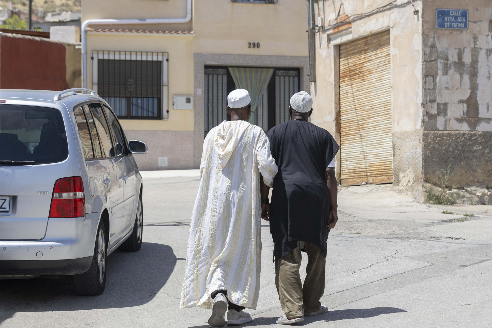 Dos hombres de origen marroquí este jueves en el barrio de Nuestra Señora de Fátima de Jumilla. La decisión del Ayuntamiento de Jumilla, un pueblo del sureste español gobernado por la derecha y donde residen miles de inmigrantes, de prohibir actos religiosos en espacios municipales donde se celebraban ceremonias islámicas como el fin del Ramadán, ha desatado indignación e incertidumbre entre la comunidad musulmana semanas después de los incidentes racistas registrados en una localidad próxima.
. EFE/Marcial Guillén
