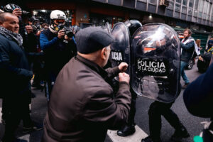 Una persona se enfrenta a la Policía durante una manifestación este miércoles, en Buenos Aires (Argentina). EFE/ Juan Ignacio Roncoroni