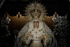 La imagen de la Esperanza Macarena de Sevilla justo antes de ser retirada del culto para iniciar su restauración. EFE /Jose Manuel Vidal