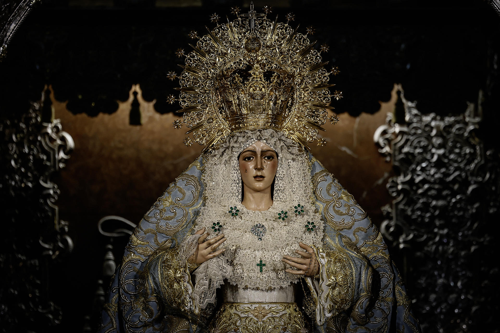 La imagen de la Esperanza Macarena de Sevilla justo antes de ser retirada del culto para iniciar su restauración. EFE /Jose Manuel Vidal