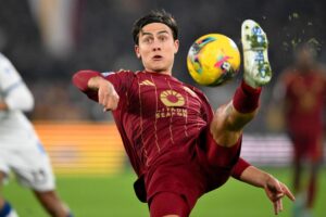 Fotografía de Alessandro di Meo en la que puede verse una foto de archivo del 2 de diciembre de 2024 de Paulo Dybala, del Roma, en acción durante un partido de la Serie A frente al Atalanta BC.