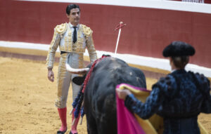 El torero Pablo Aguado frente a su segundo toro este jueves, durante el primer festejo taurino de la Semana Grande de San Sebastián, compartiendo cartel con los diestros Juan Ortega y Borja Jiménez. EFE/Javier Etxezarreta