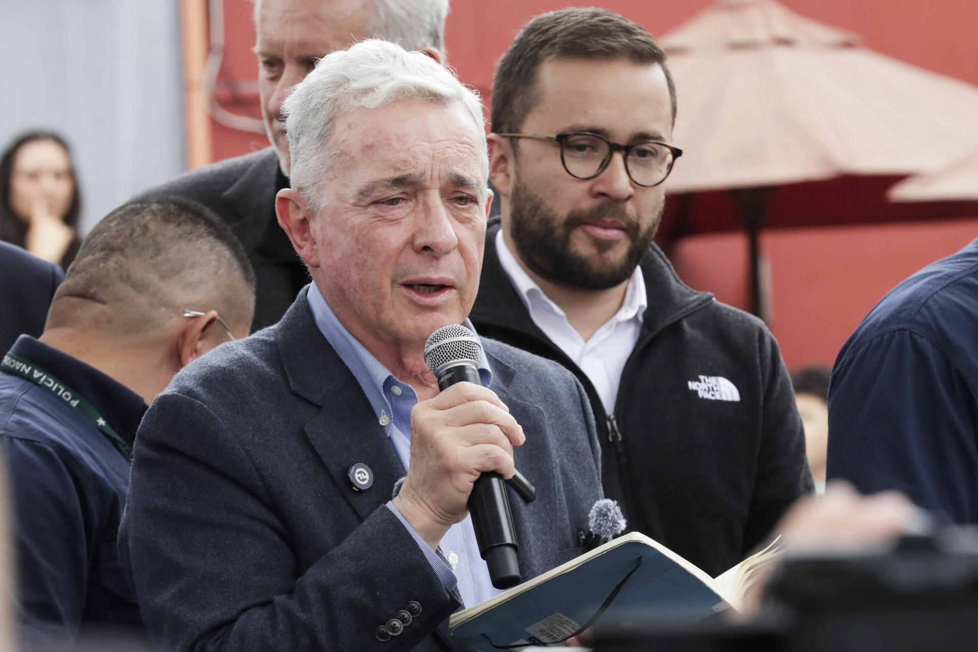El expresidente de Colombia Álvaro Uribe habla frente a simpatizantes durante un evento este sábado, en Bogotá (Colombia). Uribe rindió homenaje al precandidato presidencial de su partido Miguel Uribe Turbay, en el lugar del occidente de Bogotá donde ocurrió el atentado que le costó la vida, con un llamado a la seguridad y libertad en el país. EFE/ Carlos Ortega