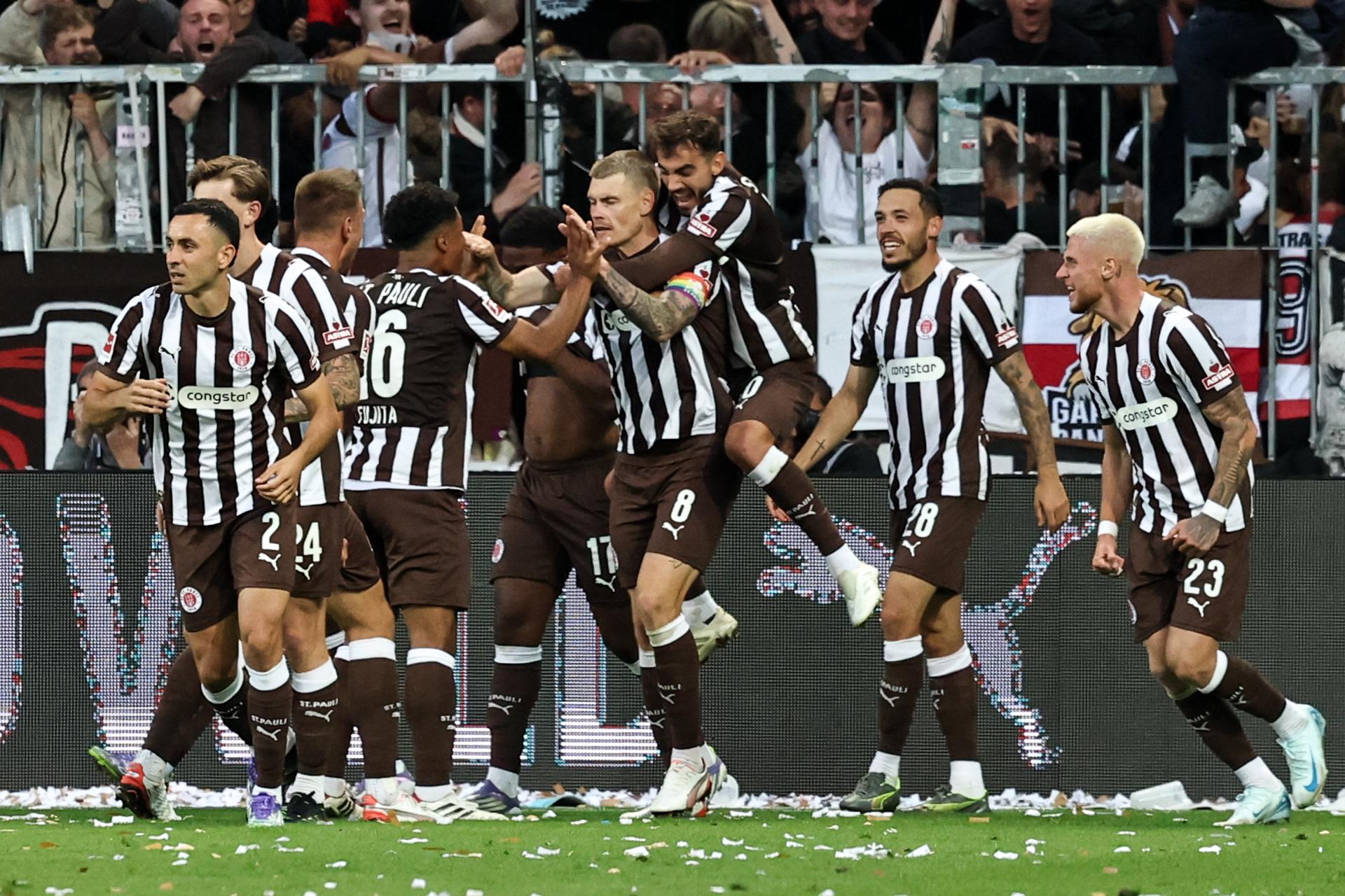El jugador Eric Smith, del St.Pauli, celebra con sus compañeros un gol al Borussia Dortmund en Hamburgo, Alemania. EFE/EPA/FILIP SINGER