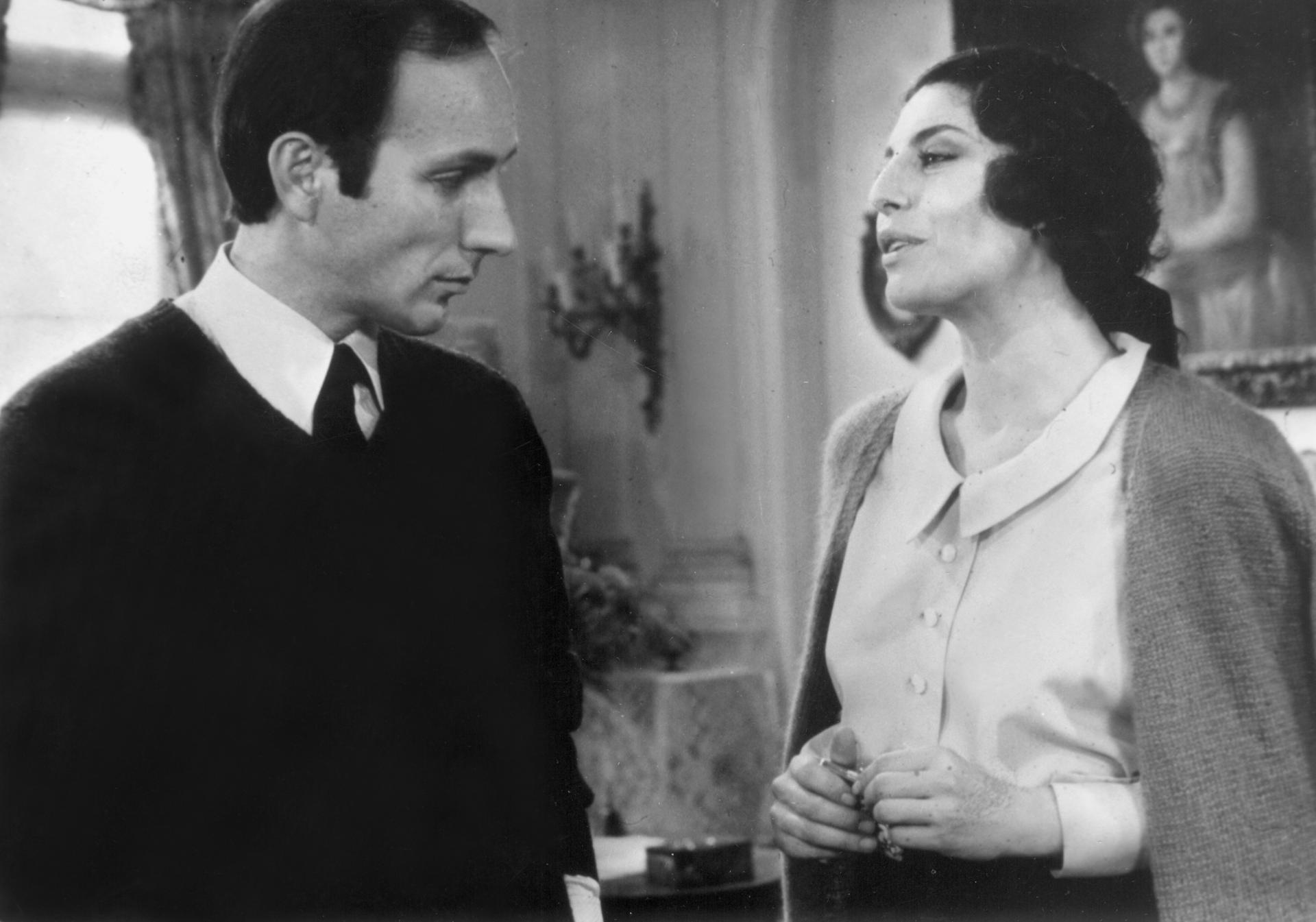 Imagen de archivo (1-2-1983).- Escena de la serie de Televisión Española, "Los Gozos y las Sombras" de Gonzalo Torrente Ballester, con Eusebio Poncela y Charo López en sus principales papeles. EFE/TVE/nr