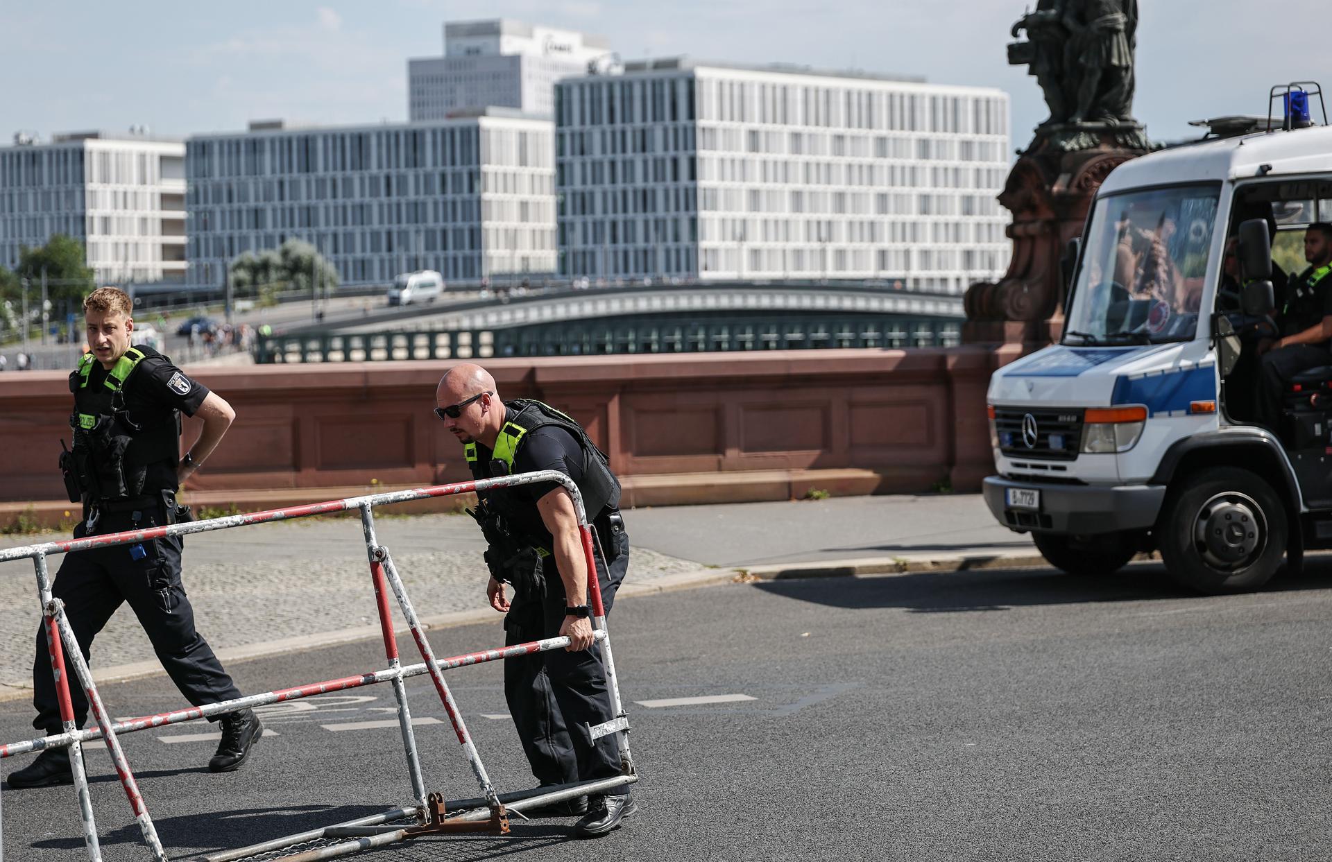La policía asegura el área alrededor de la Cancillería con motivo de la visita del presidente ucraniano, Volodímir Zelenski, en Berlín, Alemania, el 13 de agosto de 2025. EFE/EPA/FILIP SINGER / POOL
