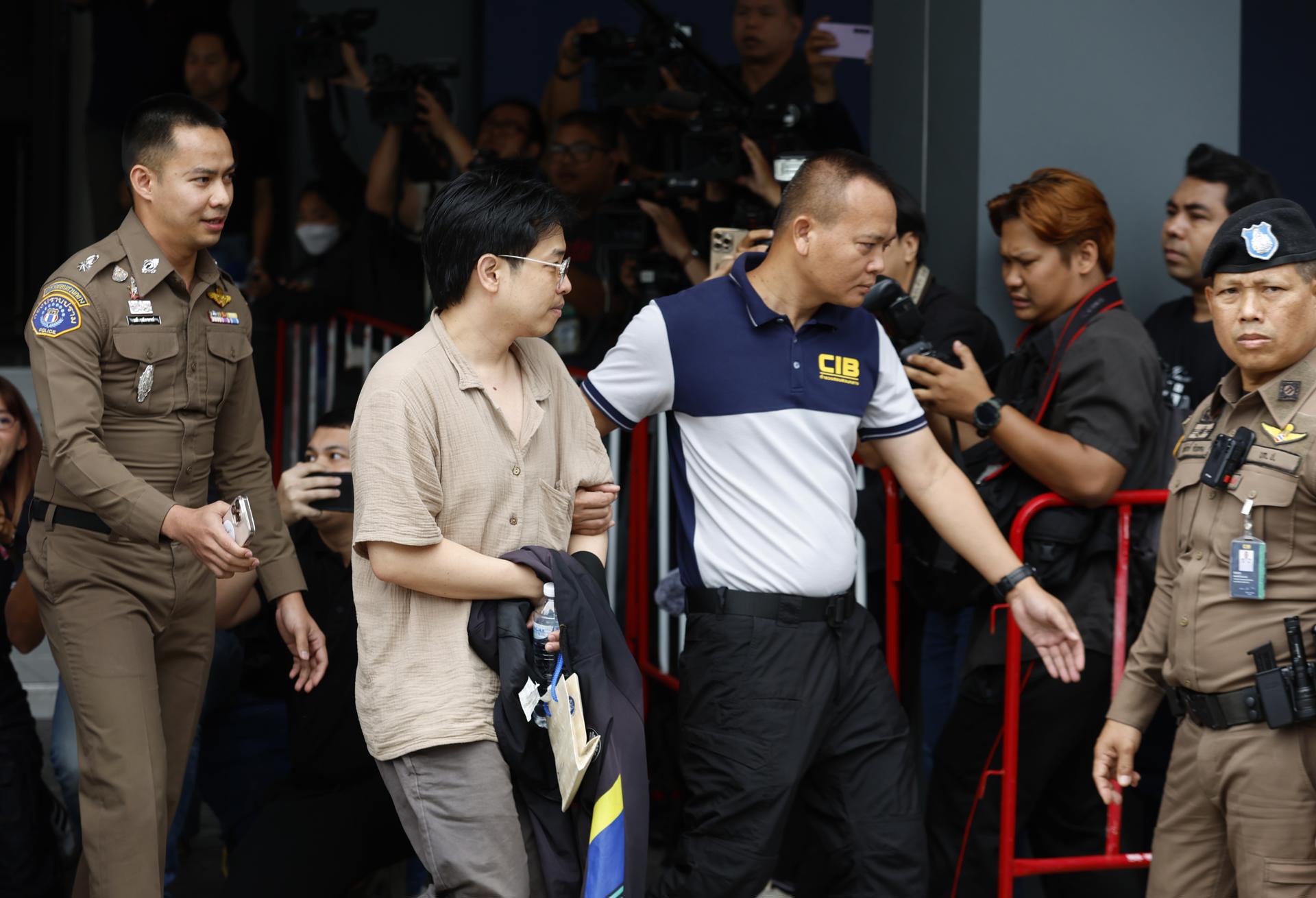 BANGKOK (Thailand), 27/08/2025.- Thai former abbot of Wat Phra Baat Namphu temple, Phra Alongkot (C), who is a suspect in embezzlement and money laundering charges involving public donations, is escorted by police officers to the Criminal Court after an investigation at the Central Investigation Bureau (CIB) in Bangkok, Thailand, 27 August 2025. Phra Alongkot, originally named Kriangkrai Petchkaew, was known for humanitarian work in treating HIV-positive and AIDS patients at the temple in Lopburi province. He was arrested by Crime Suppression Division officers on embezzlement and money laundering charges involving more than 1,000 million Thai baht (about 26.4 million euros or 30.8 million US dollars). His assistant, Seksan Sapsubbsakul, better known as 'Mor Bee', was also arrested on similar charges. (Tailandia) EFE/EPA/NARONG SANGNAK