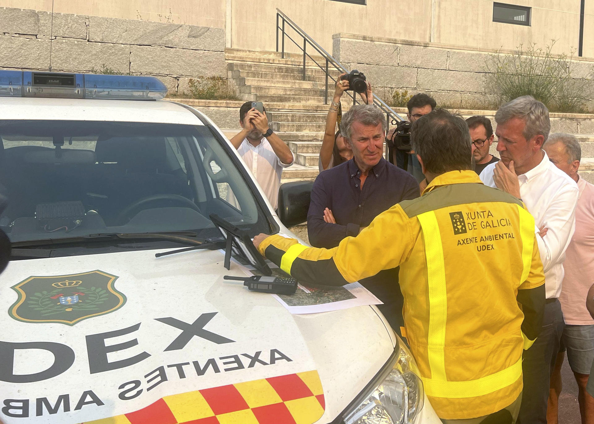 El presidente del Partido Popular, Alberto Núñez Feijóo, visita esta tarde el puesto de control de mando avanzado de extinción de incendios de Chandrexa de Queixa (Ourense) junto al presidente de la Xunta de Galicia, Alfonso Rueda (2d). EFE/José Carlos Rodríguez
