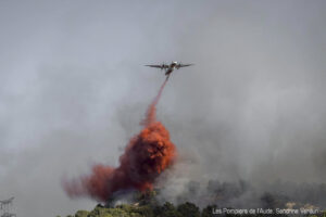 La autopista francesa A9 que va a la frontera española de La Jonquera se encuentra cortada esta mañana en los dos sentidos al norte de Perpiñán por el incendio que desde el martes ha quemado más de 11.000 hectáreas en el macizo de Corbières, al suroeste de la ciudad de Narbona. En la página web de Bison Futé, el servicio francés de información del tráfico se precisa que la autopista está cortada a la altura de Rivesaltes y que se han formado retenciones de dos kilómetros al sur de ese punto, pero también en la autopista A61, que va de Toulouse a Narbona.-EFE/Prefectura de Aude/ Bomberos de Aude ***SOLO USO EDITORIAL/SOLO DISPONIBLE PARA ILUSTRAR LA NOTICIA QUE ACOMPAÑA (CRÉDITO OBLIGATORIO)***