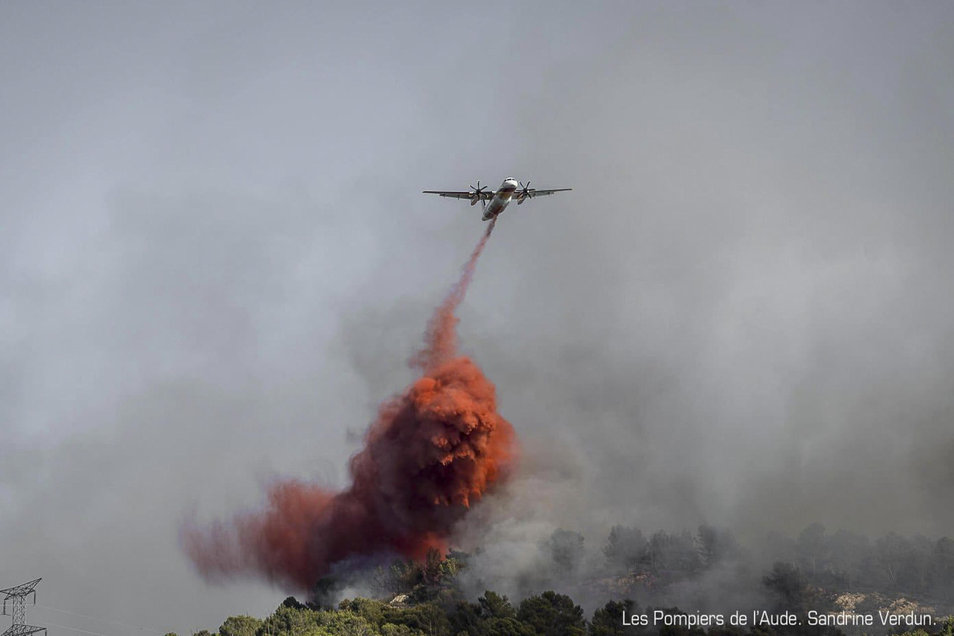 La autopista francesa A9 que va a la frontera española de La Jonquera se encuentra cortada esta mañana en los dos sentidos al norte de Perpiñán por el incendio que desde el martes ha quemado más de 11.000 hectáreas en el macizo de Corbières, al suroeste de la ciudad de Narbona. En la página web de Bison Futé, el servicio francés de información del tráfico se precisa que la autopista está cortada a la altura de Rivesaltes y que se han formado retenciones de dos kilómetros al sur de ese punto, pero también en la autopista A61, que va de Toulouse a Narbona.-EFE/Prefectura de Aude/ Bomberos de Aude ***SOLO USO EDITORIAL/SOLO DISPONIBLE PARA ILUSTRAR LA NOTICIA QUE ACOMPAÑA (CRÉDITO OBLIGATORIO)***