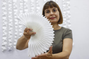 El origami o papiroflexia va mucho más allá del avión de papel que construyen los niños cuando se aburren en clase, ya que hoy en día se aplica esta técnica centenaria en campos como la biomedicina, la arquitectura o la investigación aeroespacial, tal y como explica a EFE Estela Moreno, fundadora del estudio creativo Cartoncita (en la imagen).EFE/ Quique García