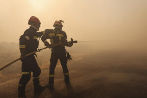 Dos bomberos trabajan en la extinción del incendio forestal este viernes, en las proximidades de Cipérez (Salamanca). EFE/JM GARCIA