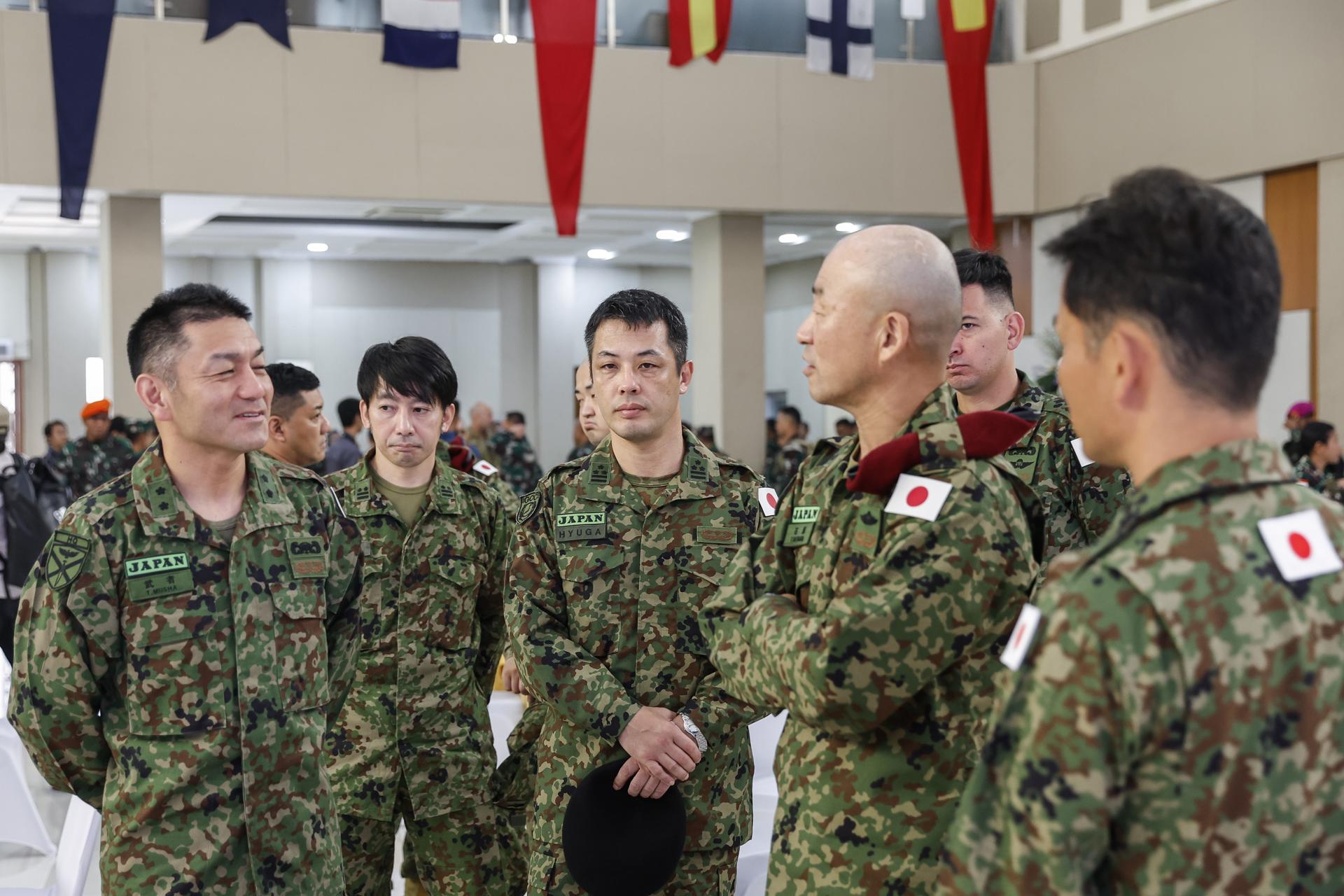 Efectivos japoneses durante la inauguración este lunes de los ejercicios militares Super Garuda Shield, organizados por Indonesia.
EFE/EPA/MAST IRHAM