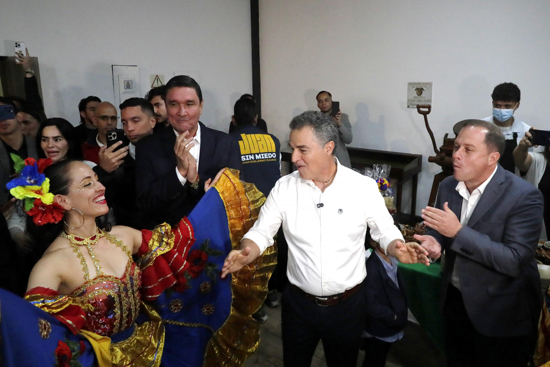 De izquierda a derecha, el exalcalde de Bucaramanga, Juan Carlos Cárdenas; el exgobernedor de Antioquia, Aníbal Gaviria, y el exgobernador de Sucre, Héctor Olimpo Espinoza bailan tras la inscripción de sus candidaturas a la presidencia de Colombia en la Registraduría Nacional del Estado Civil este martes, en Bogotá (Colombia). EFE/ Carlos Ortega
