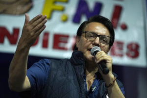 Fotografía de archivo del candidato presidencial Fernando Villavicencio hablando durante un mitin de campaña, minutos antes de ser asesinado, el 9 de agosto de 2023, en Quito (Ecuador). EFE/ STR