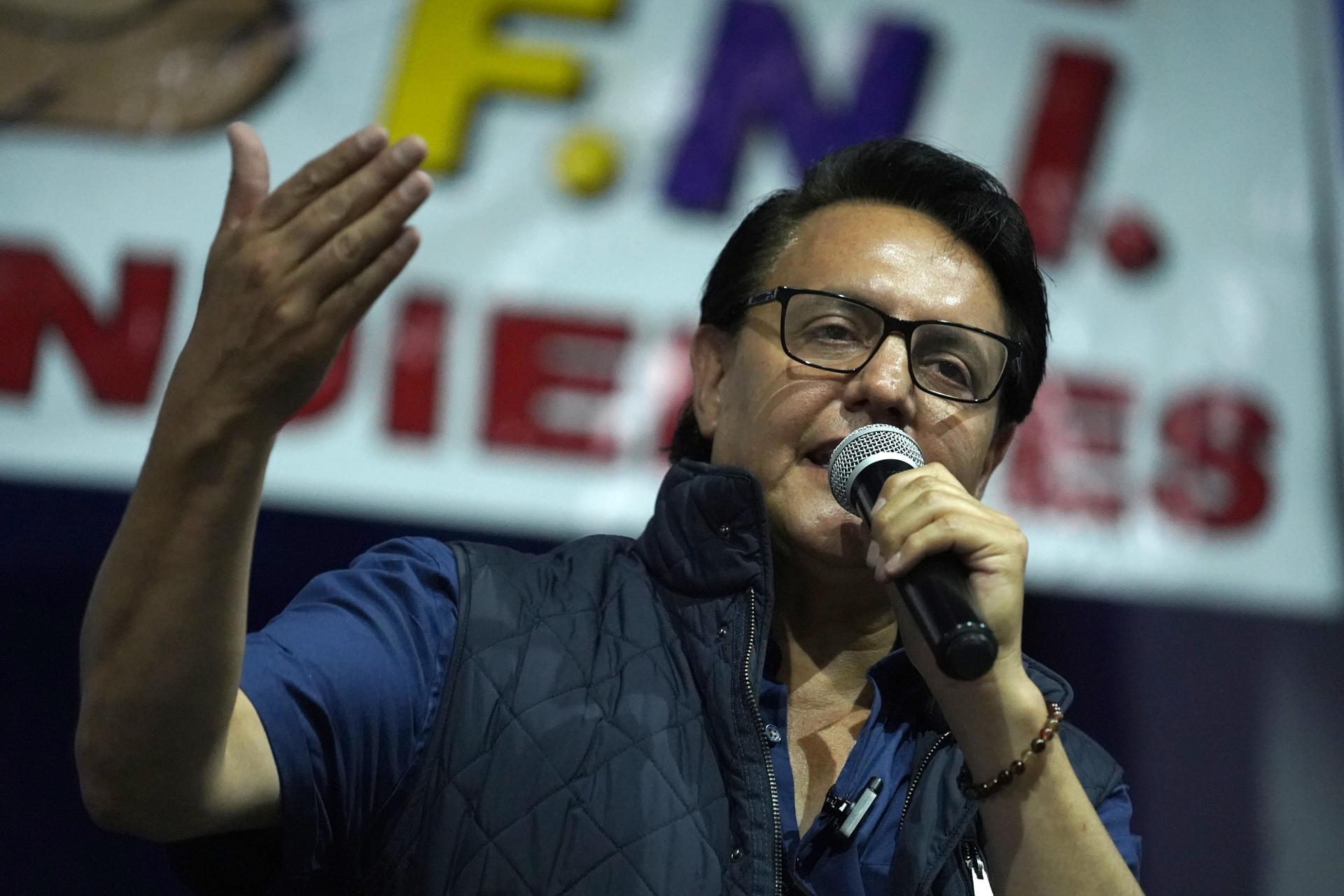 Fotografía de archivo del candidato presidencial Fernando Villavicencio hablando durante un mitin de campaña, minutos antes de ser asesinado, el 9 de agosto de 2023, en Quito (Ecuador). EFE/ STR