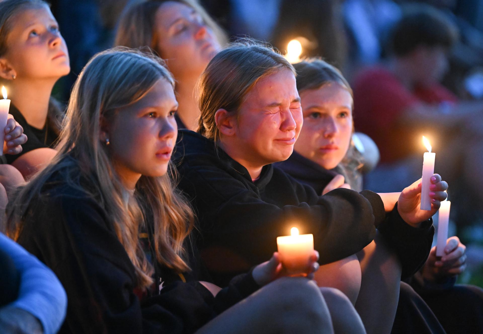 Un grupo de niños fue captados este miércoles, 27 de agosto, durante un vigilia en honor a los dos menores asesinados y a los 17 más heridos en un tiroteo esta mañana, en Minneapolis (Minnesota, EE.UU.). EFE/Craig Lassig