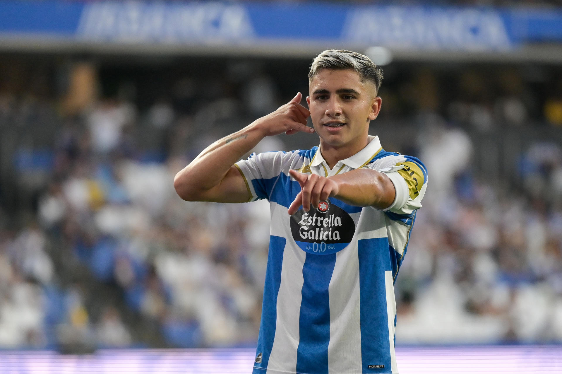El jugador del Deportivo Yeremay celebra el segundo gol de su equipo en el partido del Trofeo Teresa Herrera de Fútbol que Deportivo de La Coruña y Le Havre disputan este sábado en el estadio de Riazor. EFE/Moncho Fuentes
